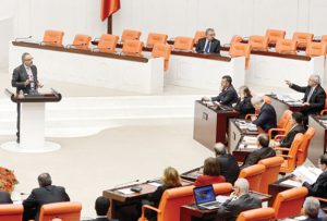 Parlamentares turcos discutem acerca da responsabilidade sobre o genocídio armênio