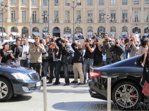 Kim Kardashian postou em seu blog essa foto que ela tirou de paparazzi que a cercavam em Paris. Para muitos americanos, essa superexposição de celebridades está passando dos limites
