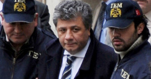 Mustafa Balbay sendo preso