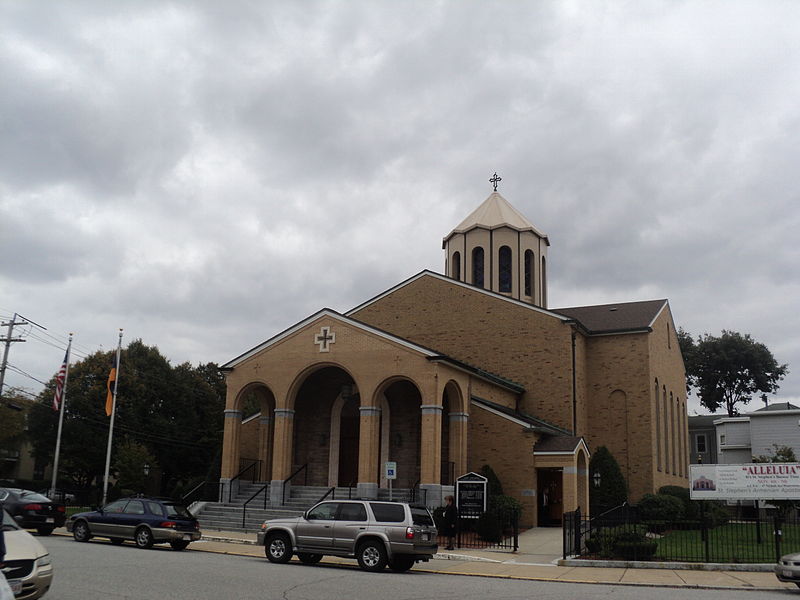 Igreja Apostólica Armênia de São Estevão em Watertown, MA, EUA. A cidade abriga a 3ª maior comunidade armênia do país.