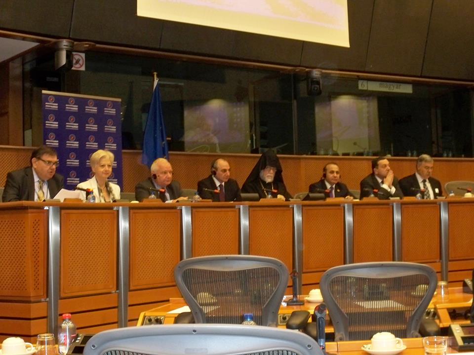 Presidente Bako Sahakyan (centro) com Sua Santidade Aram I e a delegação da Armênia em meio à delegação europeia e armênia