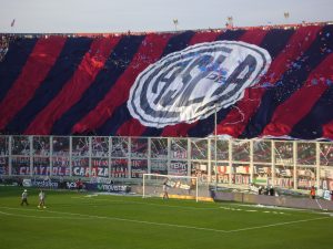 Torcida do San Lorenzo abre bandeirão no estádio do tradicional clube argentino