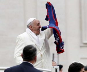 Papa Francisco, torcedor mais ilustre do San Lorenzo, exibe camisa do time