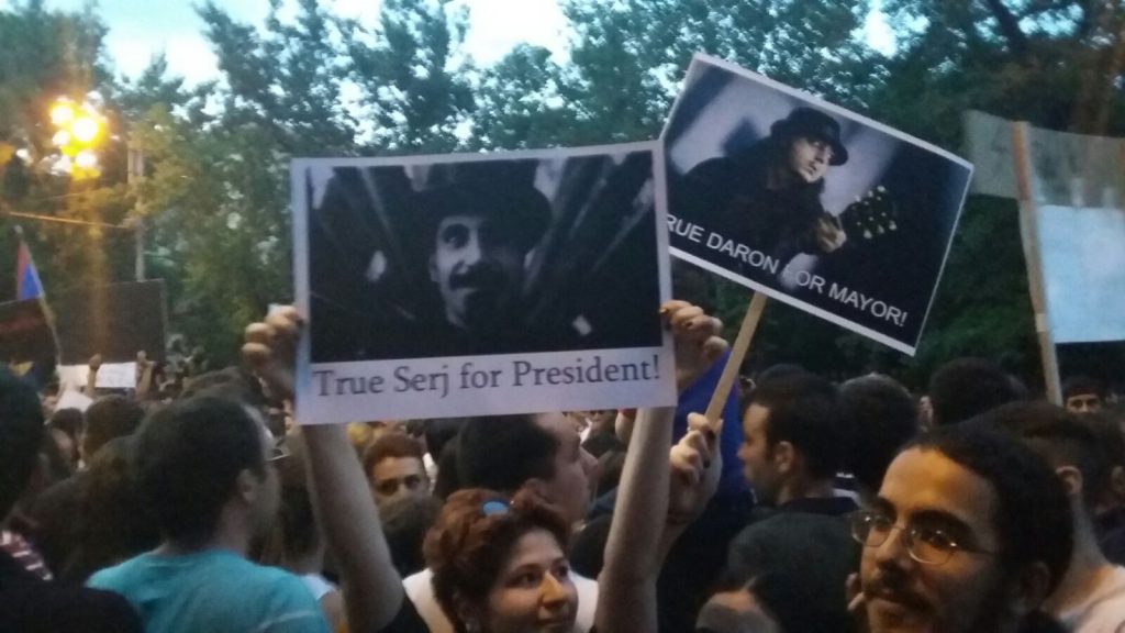 Com bom humor, manifestantes pedem Serj Tankian para presidente e Daron Malakian para prefeito de Yerevan. Foto: Heitor Loureiro