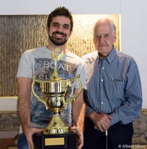 Sevag recebendo o troféu das mãos de Luciano Nilo de Andrade
