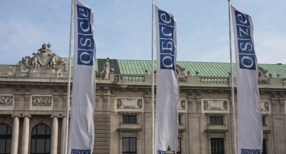 Bandeira do grupo OSCE Minsk na frente do Hofburg, em Viena.