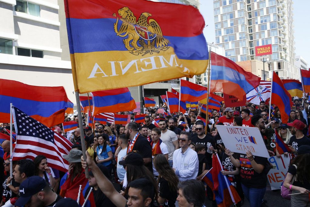 Manifestantes em Los Angeles em 24 de abril, em comemoração ao assassinato de 1,5 milhão de armênios pelo Império Otomano. (Damian Dovarganes / AP)